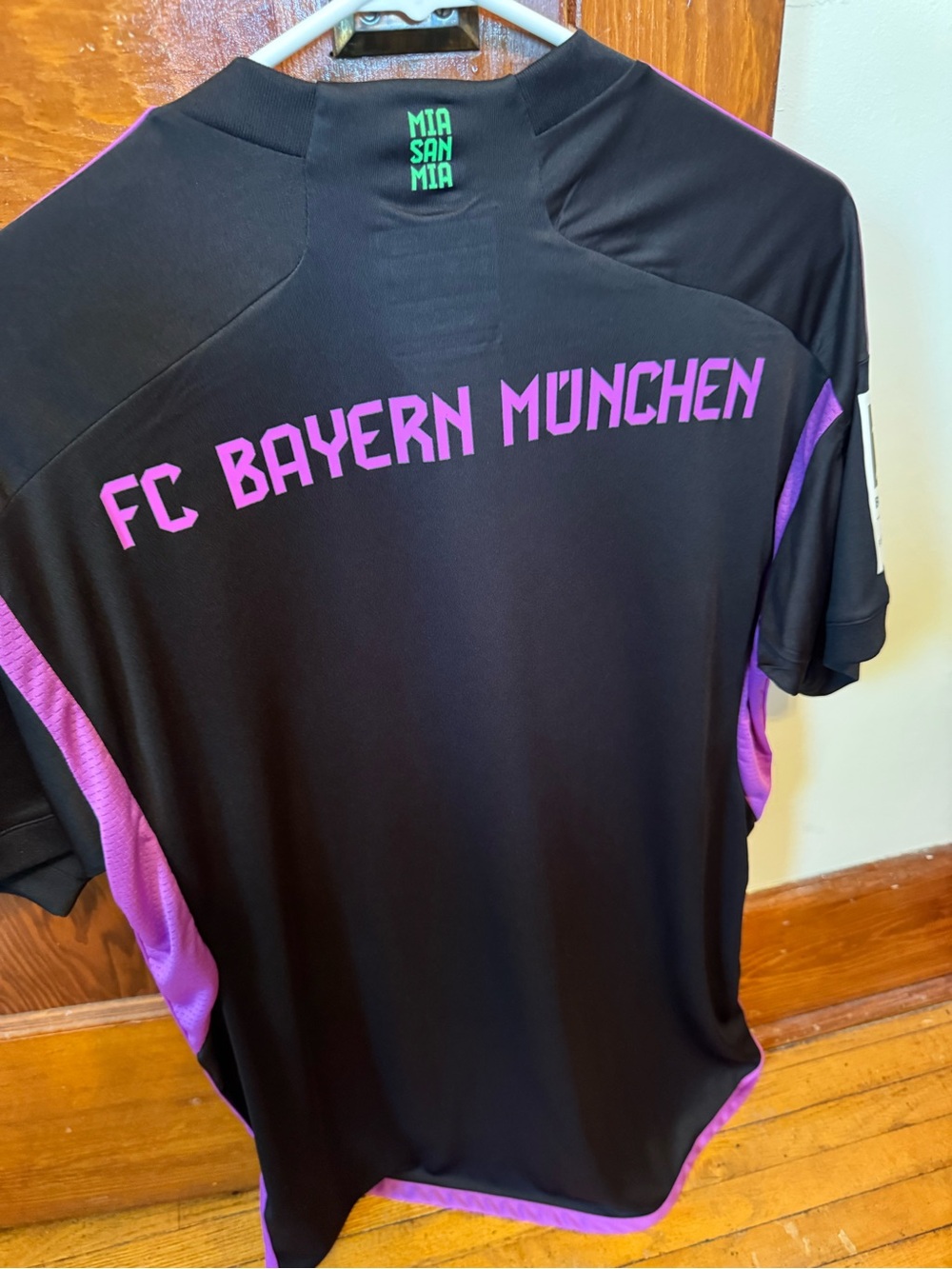 *NEW* Bayern Munchen FC - Picture 3 of 3